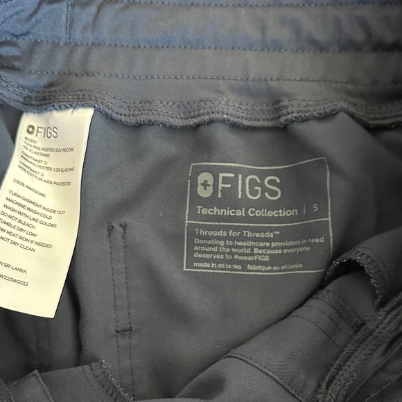 Figs Navy Scrub Set with Pink Drawstring - Picture 4 of 4